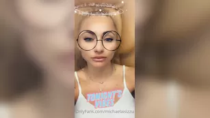 michaelaisizzu Eating a banana while an Asian guy was делаю мой ped шоу чат реальный порно