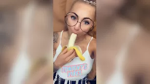 michaelaisizzu Eating a banana while an Asian guy was делаю мой ped шоу чат реальный порно