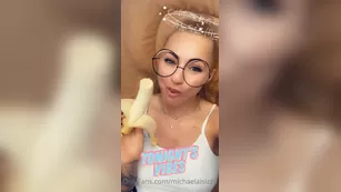 michaelaisizzu Eating a banana while an Asian guy was делаю мой ped шоу чат реальный порно