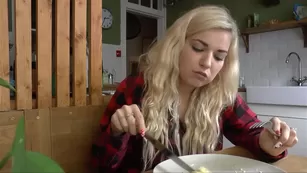Bad Dolly eating huge omelette and farting шоу premium реальный порно livesex1