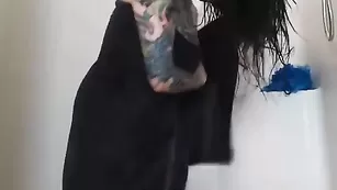 Грудастая крошка с татуировками мастурбирует очко