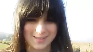 Распутная малышка Wyki18 показывает сиськи на улице