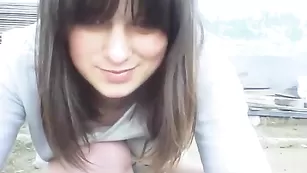 Распутная малышка Wyki18 показывает сиськи на улице