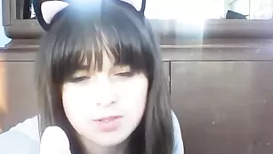 Распутная малышка Wyki18 показывает сиськи на улице