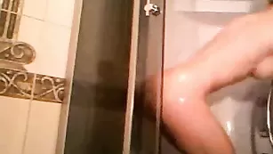 Грудастая краля принимает душ royallheart и трахает очко