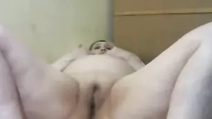 Жирная старушка Sexolgunia трахает анал