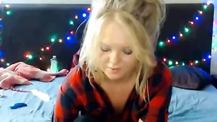 Роскошная Molly_S трахает пизду вибратором