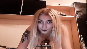 Татуированная WebcamSlut позирует обнаженная