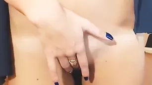 Симпатяжка Milllie ласкает бритые дырочки во фри