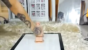 Татуированная самка скачет на дилдо CallMeBadGirl