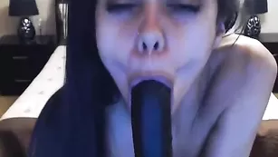 Стройная телочка Rihanahot трахает пизденку