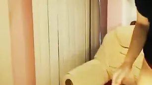 Сексуальная малышка JessiJun куражится со страпоном