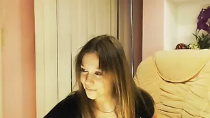 Сексуальная малышка JessiJun куражится со страпоном