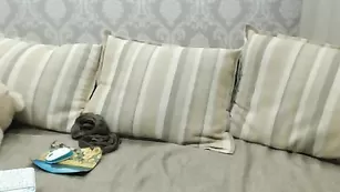 Сексуальная девчонка ViskiKola6 мастурбирует писечку