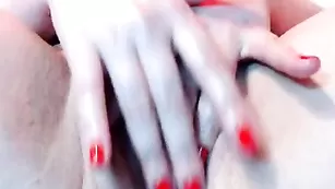 Белобрысая Goldenfairy пальцами дрочит клитор