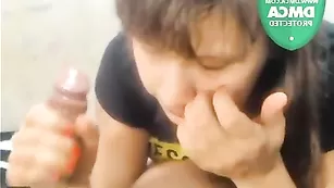 Милая шлюшка отсасывает хуй Zhemchuzhinki