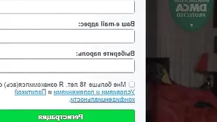 Деваха в чулках Kornellla трахает киску пальчиком