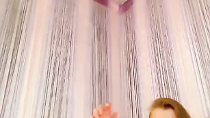 Русская olehkaangel нежно ласкает клитор