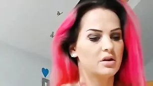 Грудастая красотка CallMeBadGirl демонстрирует упругую попку