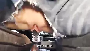 Озабоченная шлюха BigLips трахает пизду в машине