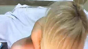 Сексапильная блондинка раздевается и дрочит