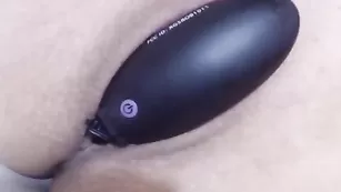 Черноволосая стерва LoveCatsuit дрочит киску вибратором