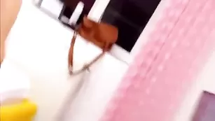 Сисястая красотка Emberrllyn мастурбирует пизденку