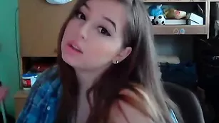 Красивая брюнеточка Lapushka получает сперму