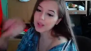 Красивая брюнеточка Lapushka получает сперму