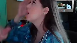 Красивая брюнеточка Lapushka получает сперму