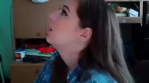 Красивая брюнеточка Lapushka получает сперму