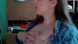 Красивая брюнеточка Lapushka получает сперму