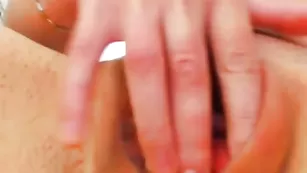 Голая красотка насыщенно дрочит пизду madeinrai