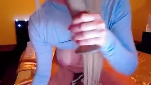 Грудастая сучка realbarbie трахает себя пальчиками