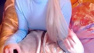 Грудастая сучка realbarbie трахает себя пальчиками