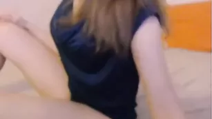 Симпатичная малая StripAlina ласкает пизденку