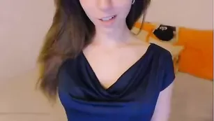 Симпатичная малая StripAlina ласкает пизденку