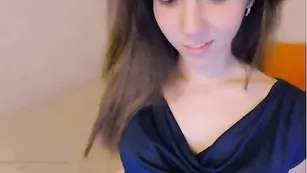 Симпатичная малая StripAlina ласкает пизденку