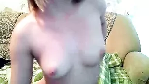 Шлюха в чулках Skromnyawka дрочит пизду