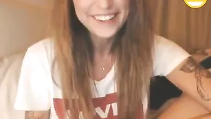 Татуированная бестия WebcamSlut сквиртит и стонет