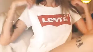 Татуированная бестия WebcamSlut сквиртит и стонет