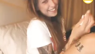 Татуированная бестия WebcamSlut сквиртит и стонет