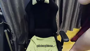 Рыженькая самка трахает попку FoXXXinBox