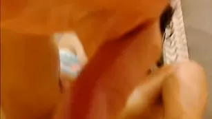 Девушка в масле melissa_sucre мастурбирует пизденку