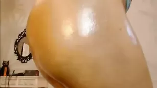 Девушка в масле melissa_sucre мастурбирует пизденку