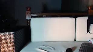 Смазливая XmilanaX мастурбирует пизду в привате