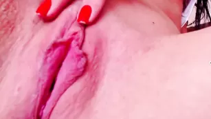 Татуированная sunshine26 трахает анал пальцем