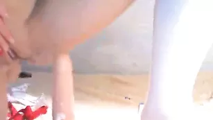 Девка в халатике Katarinakiska оседлала страпон