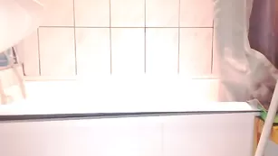 Татуированная Britanny_B принимает душ