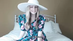 Красотка в сомбреро Miss8Rooke мастурбирует киску